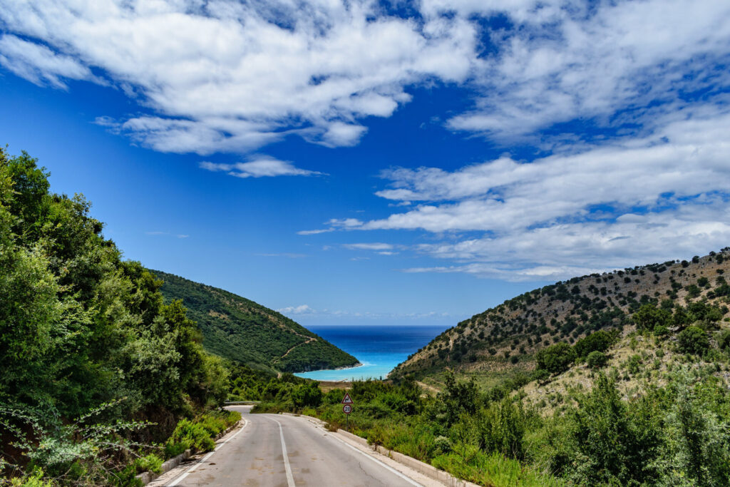 Die albanische Riviera entlang führt die Strasse nach Kakome mit der Bucht im Hintergrund.