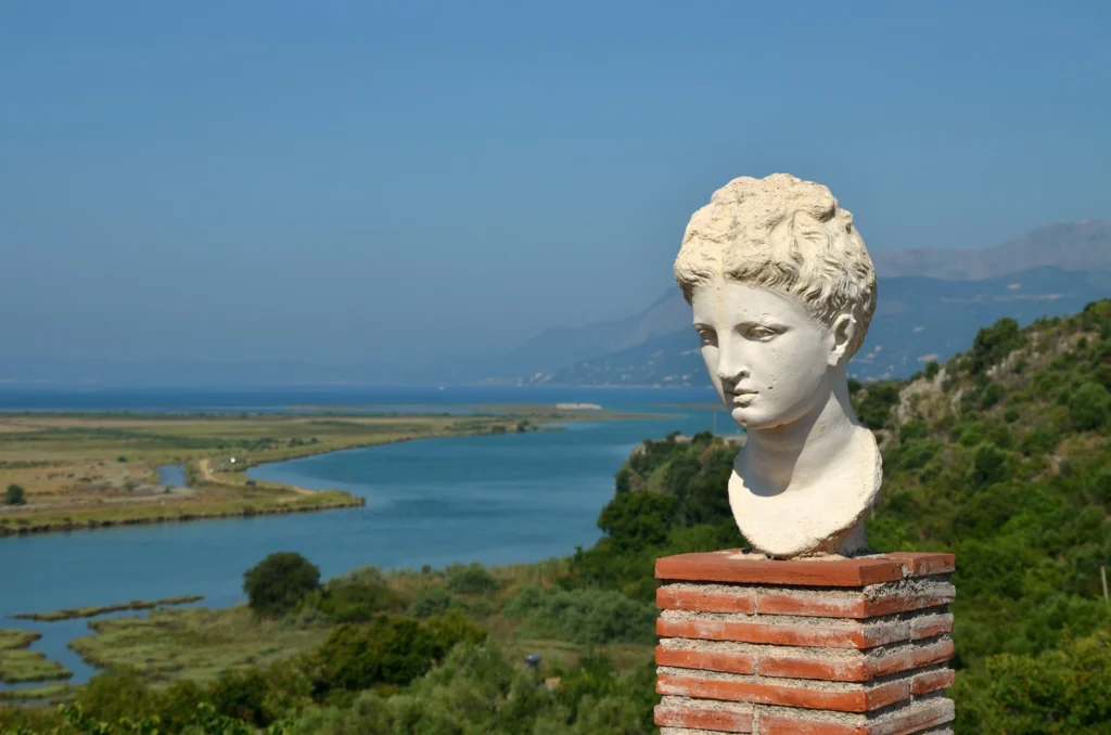Statue in Butrint - der wichtigsten Unesco-Stätte an der albanischen Riviera.