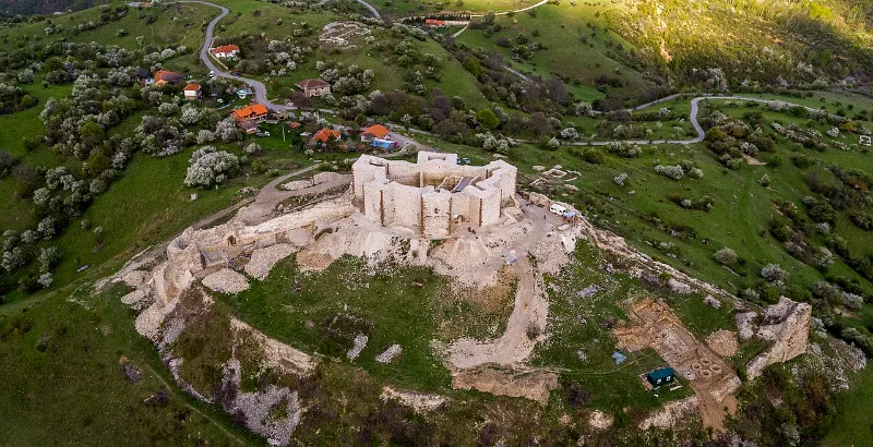 Die Burg Novo Brdo von oben