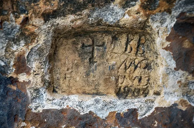 Ferien in Dhërmi, Albanien: Inschrift bei der Grama-Bucht