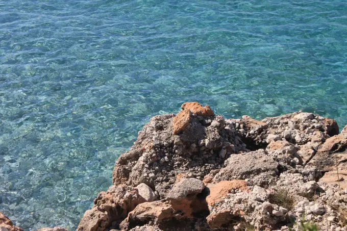 Klares Meerwasser von Jale Beach in Albanien